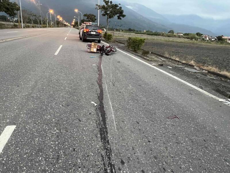 花莲县吉安乡知卡宣大道今清晨发生一起死亡车祸！机车行经路口时，疑似从外侧车道直接切左转弯，与后方同向、直行白色汽车发生碰撞。 （民众提供）