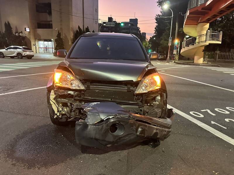 小客貨車車頭嚴重毀損，零件四散。（民眾提供）