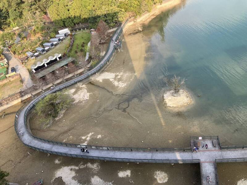 日月潭降雨減少加上供應下游農水，潭區水位直直落，就連最美的水上自行車道也因此潭底裸露。（民眾提供）