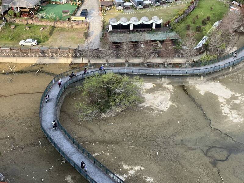 日月潭水位直直落，就連最美的水上自行車道也因此潭底裸露。（民眾提供）