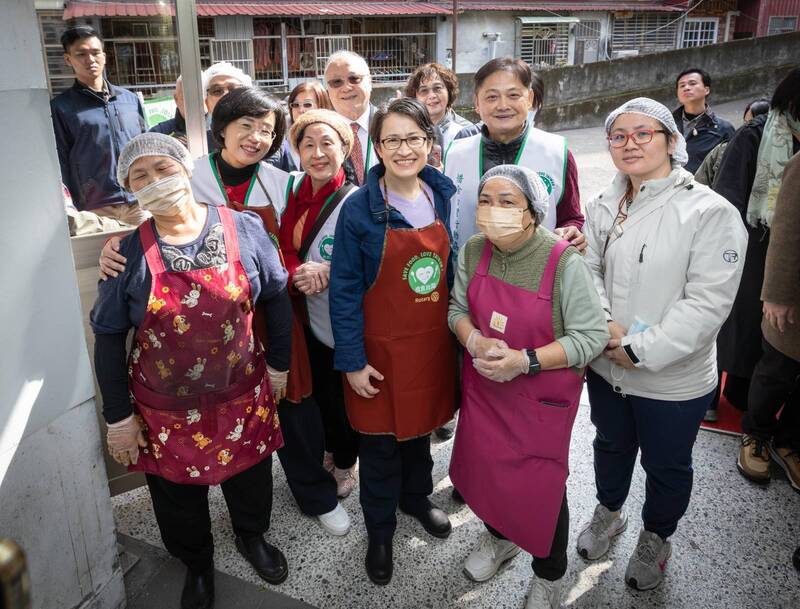 戰貓合體水獺媽媽! 蕭美琴、蘇巧慧打包「惜食便當」年節送暖