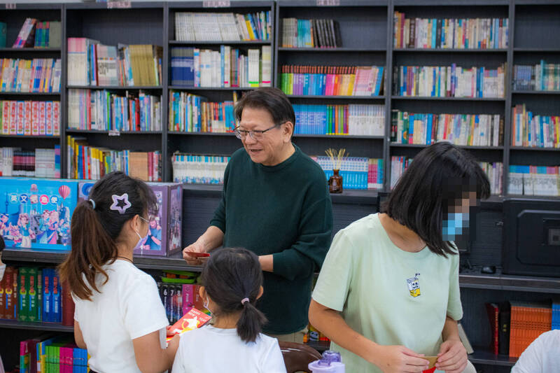 潘孟安回屏東育幼院發乖乖、福袋 院童簇擁「縣長阿伯」暖翻