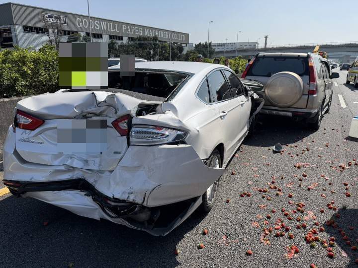 3+2車撞成一團!國1南向神岡段連環車禍 6人受傷送醫