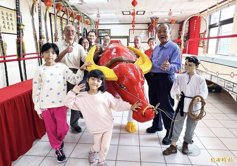 金促咪!過年來桃園明聖道院「摸春牛」 吉祥話邊念邊笑原因曝