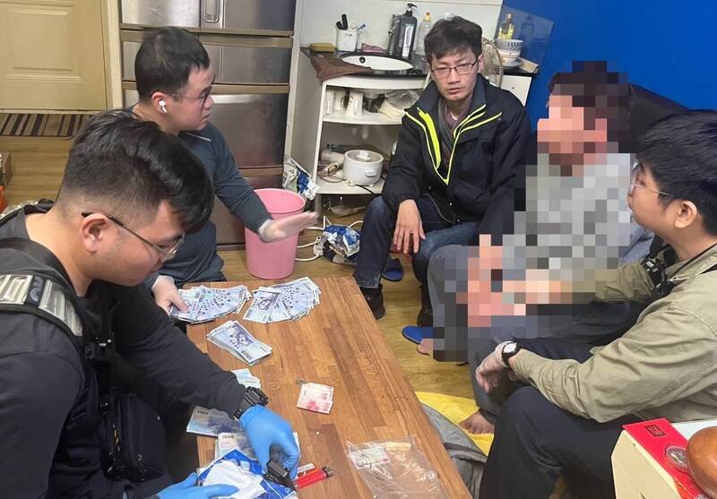 瑞芳男搭火車遭竊60萬 鐵警調百支電眼逮扒手追回40萬