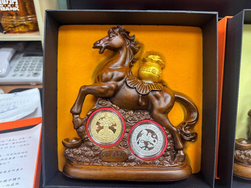 紫南宮馬年典藏套幣錢母被仿冒!南投警方破獲倉庫逮2嫌