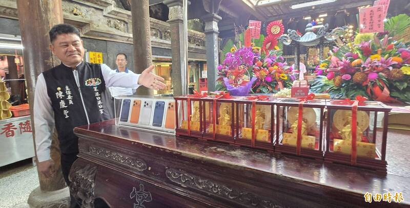 東石港口宮春節擲筊 最大獎轎車每天送金媽祖與蘋果手機