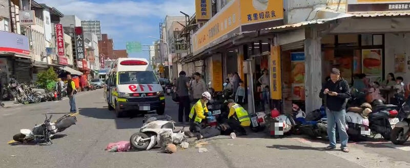 台東天后宮前兩機車相撞 整排停放車輛受波及