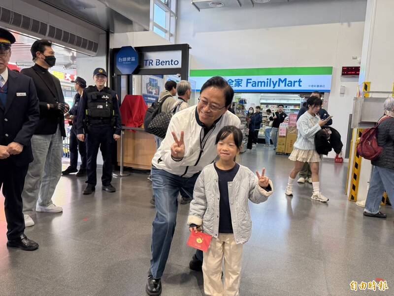 春節連假首日出現返鄉人潮 張善政巡視軌道運輸、致贈福袋