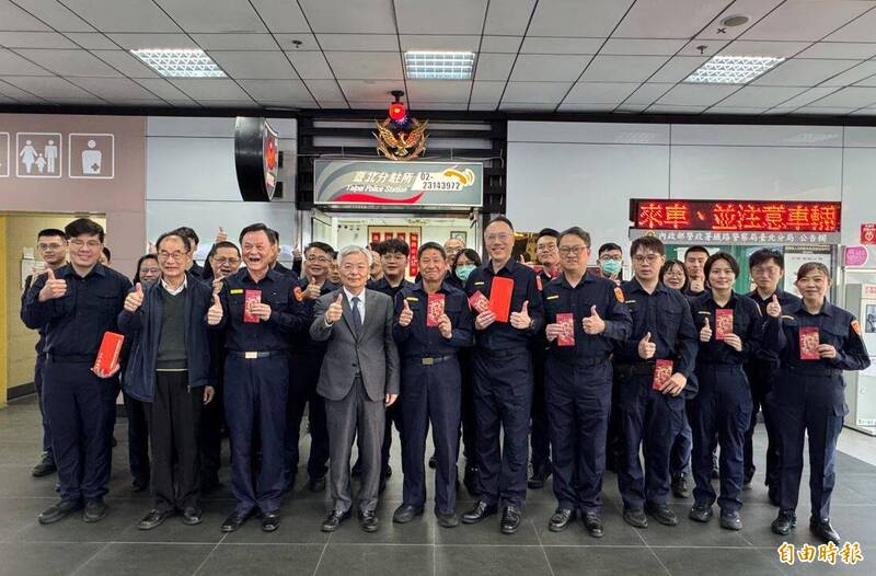 警政署長關心春節連假交通疏運 頒贈獎勵金慰勉鐵警堅守崗位