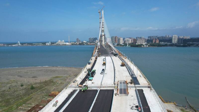 抵抗熱脹冷縮最重要設計! 公路局曝光淡江大橋全台最大模組化伸縮縫