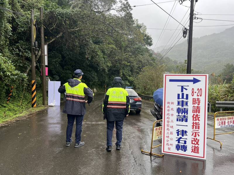 三峽竹崙山區賞櫻交通亂象 警方鐵腕交管、接駁化解塞車