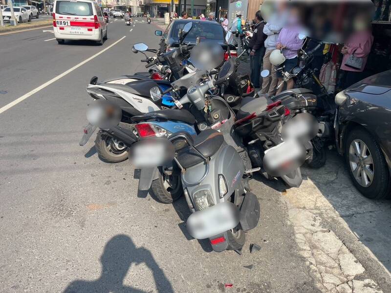 酒駕撞進五金百貨連刷11輛汽機車 駕駛脫困受傷送醫