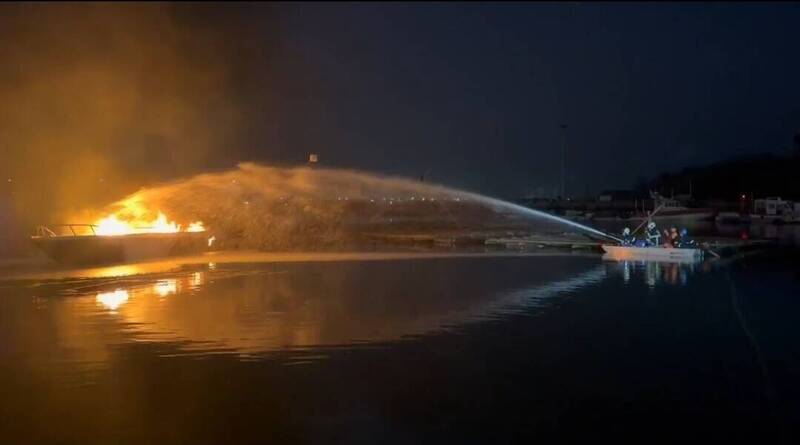 布袋漁船漁船起火 海巡人員救出受傷船長送醫