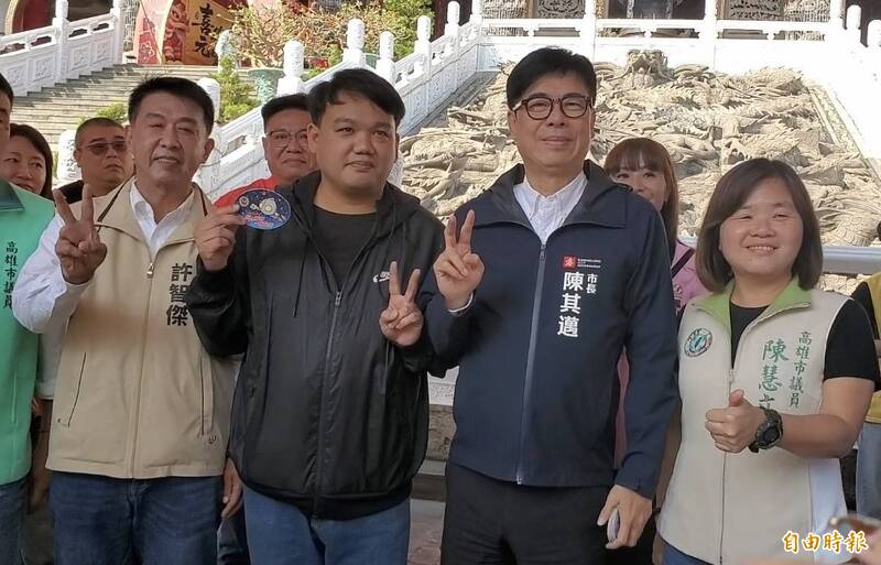 陳其邁走春參香發紅包 民眾期盼更上層樓