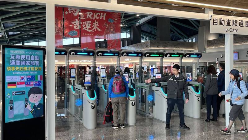 金門與桃園國門同步 移民署小三通通關系統e-Gate十秒搞定