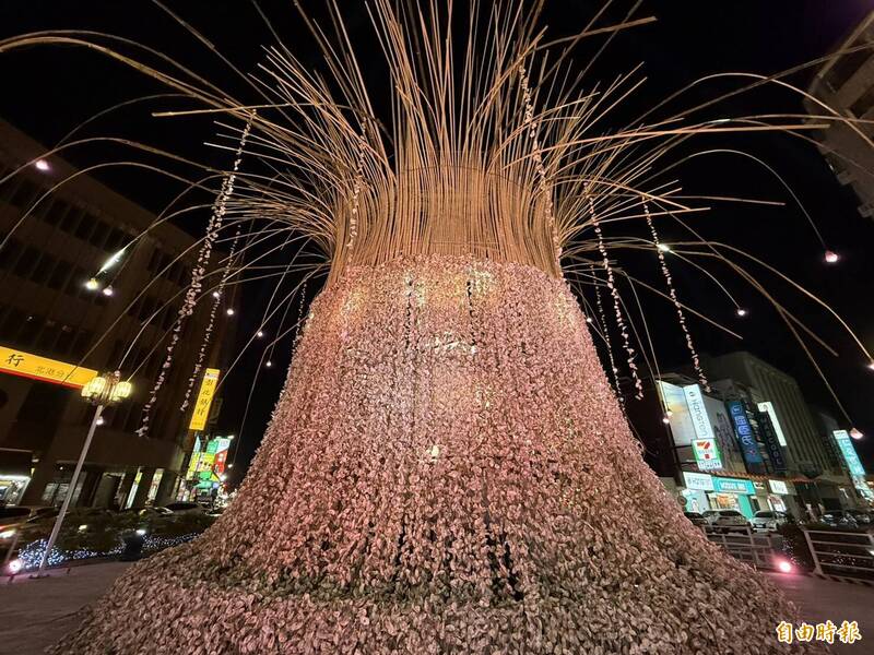 北港燈會「潮光潮」點亮花燈原鄉!主燈《海之巨樹》震撼亮相