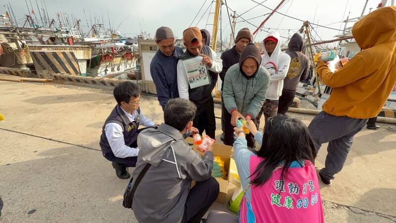移民署春節服務不打烊 小年夜關懷外垵漁港外籍漁工