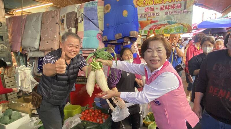 楊瓊瓔小年夜走訪市場懇託「民調電話唯一支持楊瓊瓔」