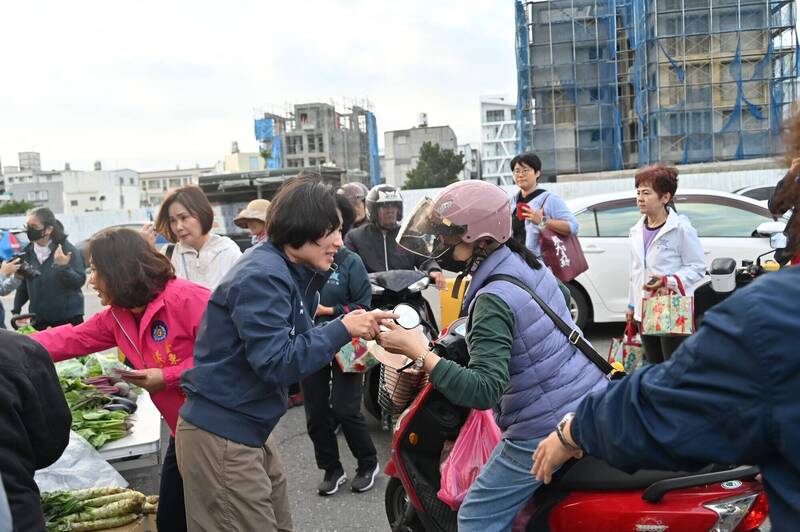 饒慶鈴市場賀歲發開運紅包 台東衛生局抽驗年節食品均合格