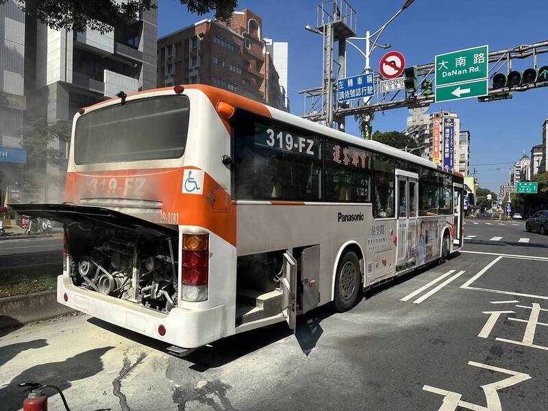 台北市士林區公超突冒煙 司機緊急滅火