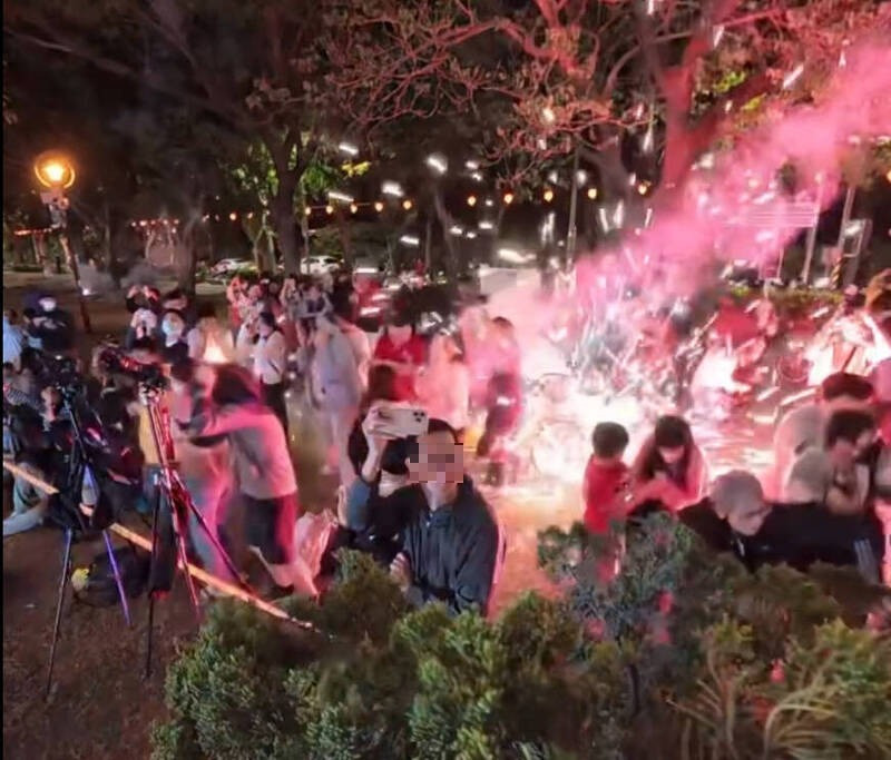 左營太子宮蓮池潭煙火竄入人群 射程超過申請範圍將挨罰