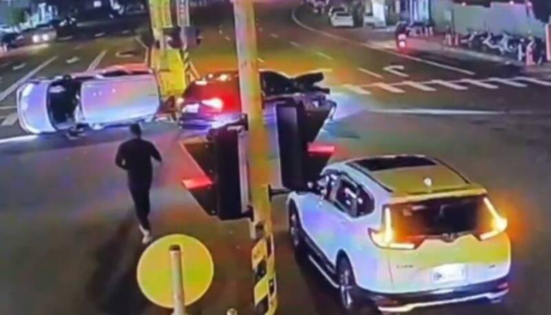 台灣最美風景!黑衣男路見翻車 熱心救援一家3口