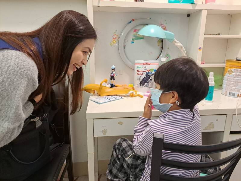 越籍阿嬤照顧無國籍女童家庭困頓 善團挹注逾25萬元紓困