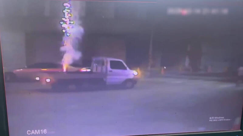 左營太子宮煙火竄人群!小貨車佔道放煙火 警取締6件