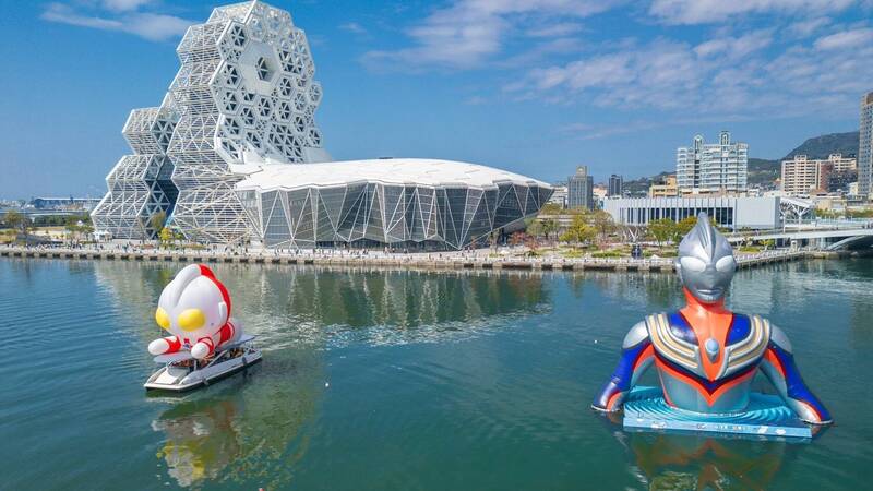 高雄超人力霸王8米高Q版初代今亮相 搭愛之船出沒愛河灣