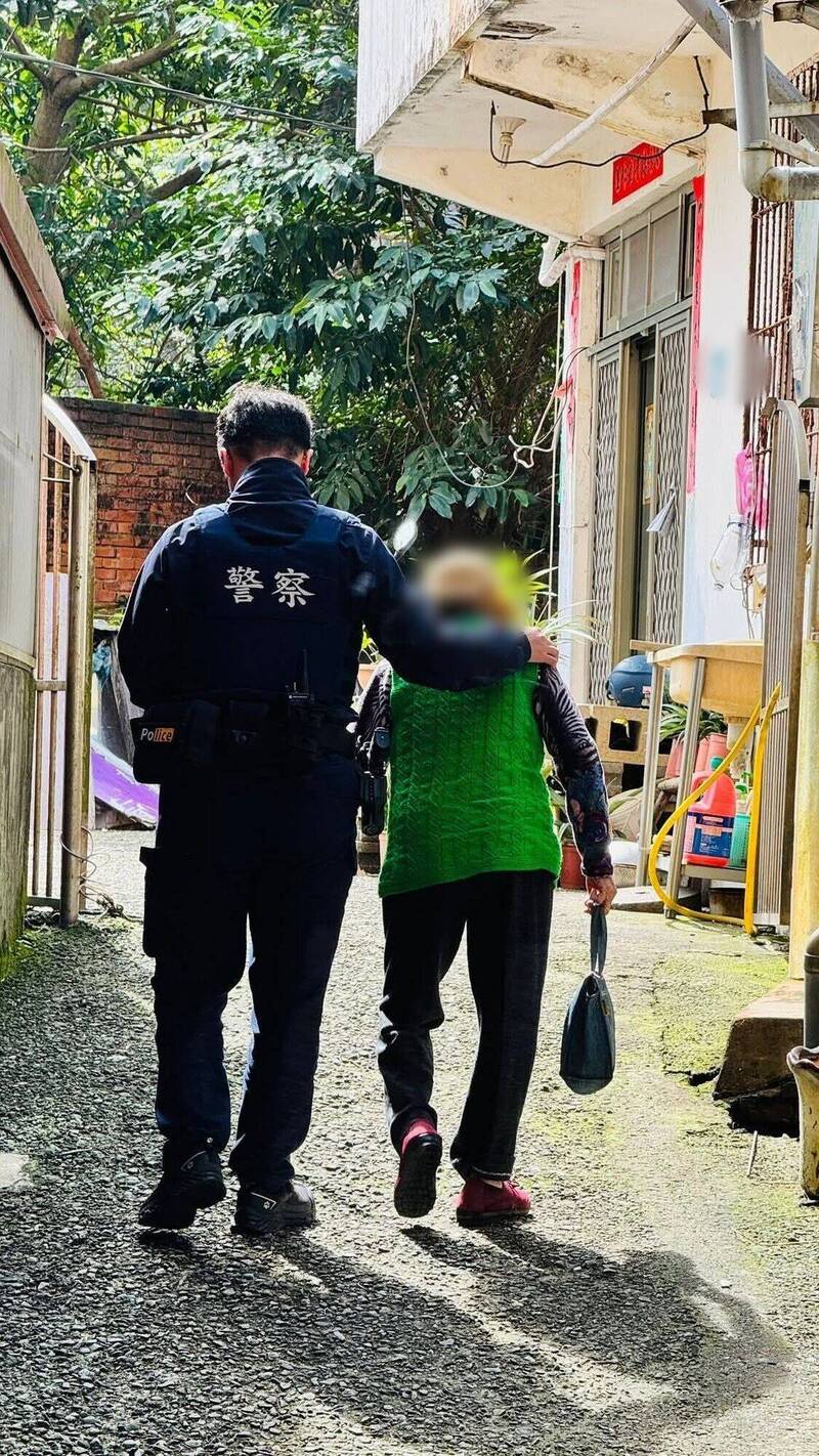 最萌謝禮!三芝警為百歲嬤護鈔 送「餅乾盒」藏驚喜直喊超可愛