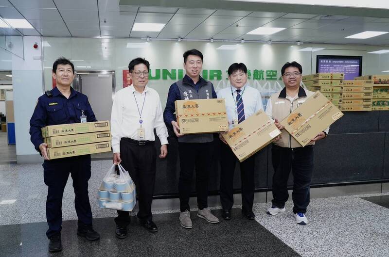 慰勞澎湖機場執勤人員 議長陳毓仁小年夜探班送點心