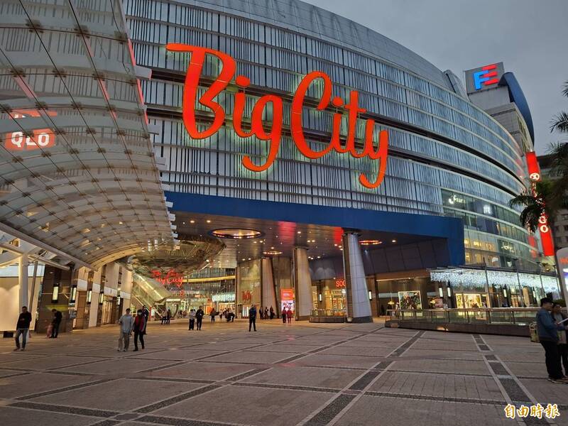 新竹遠東巨城櫃位用簡體字賀年挨批 小編瘋狂封鎖網友