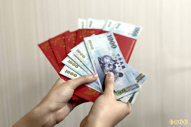 最討厭新鈔? 超商店員收到「秒揉成一團」 原因獲全網共鳴