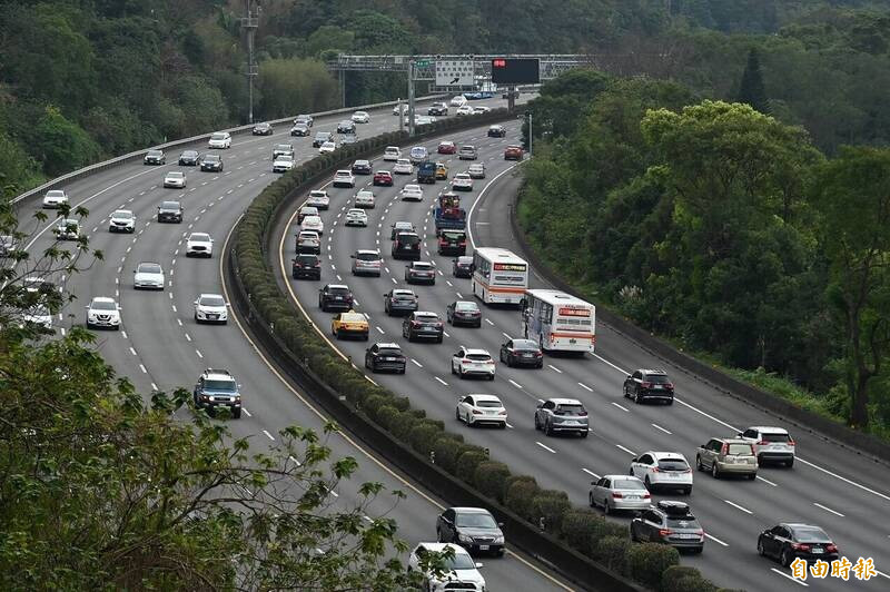 除夕國道南下最好下午再出發!9路段易塞車 增開37處路肩