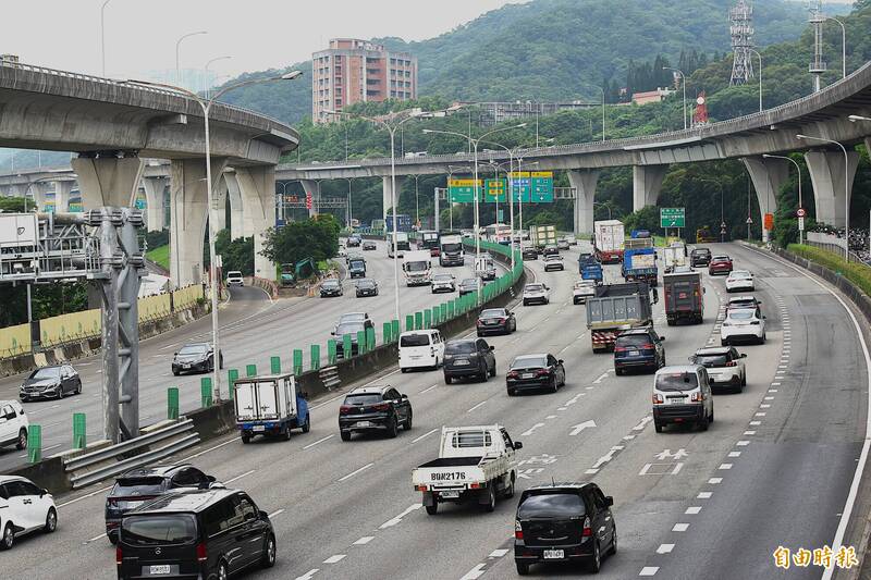 凌晨國道飆1.8倍車流!上午7地雷路易塞車「有管制措施」