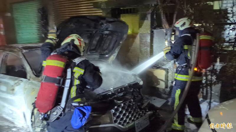 基隆市中正區正榮街今天（16日）凌晨發生火警，消防人員趕往灌救。（基隆市消防局提供）