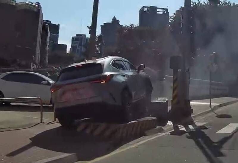 桃園駕駛恍神自撞變電箱 釀40多戶停電6小時