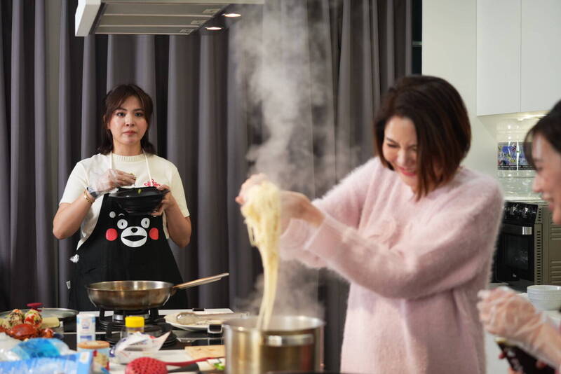 謝龍介攜手藍營3女將 挑戰麻油年菜