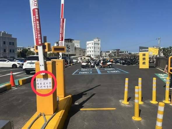 苗栗市南苗市場人擠人 南苗停車場機車免費停