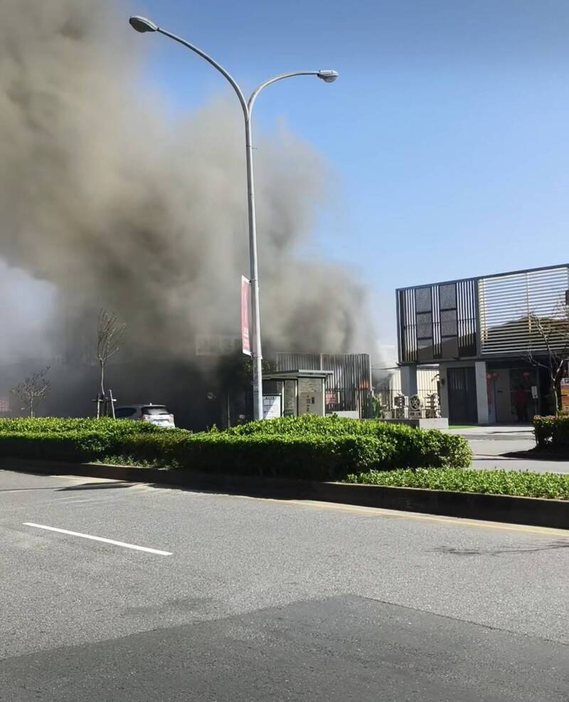 宜市綠九市場旁鐵皮屋火警冒黑煙 幸無波及除夕採買民眾