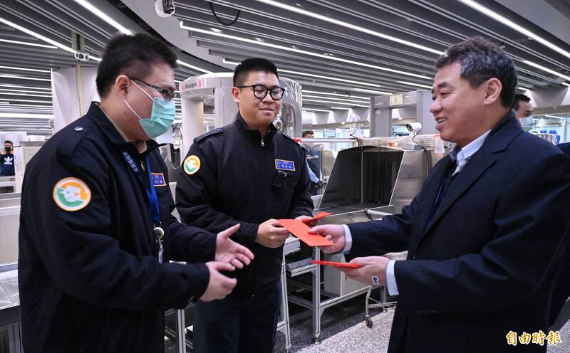 航警局長送上新春祝福 除夕慰勉桃機值勤人員