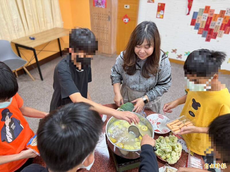 13年陪伴不缺席!李依盈為希望學園少年學做料理 笑說「不想成豬隊友」