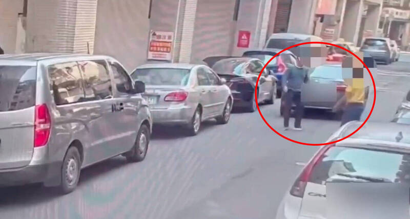 假車禍真詐財?碰瓷男「鐵臂手」撞後照鏡勒索 被揭穿轉身落跑