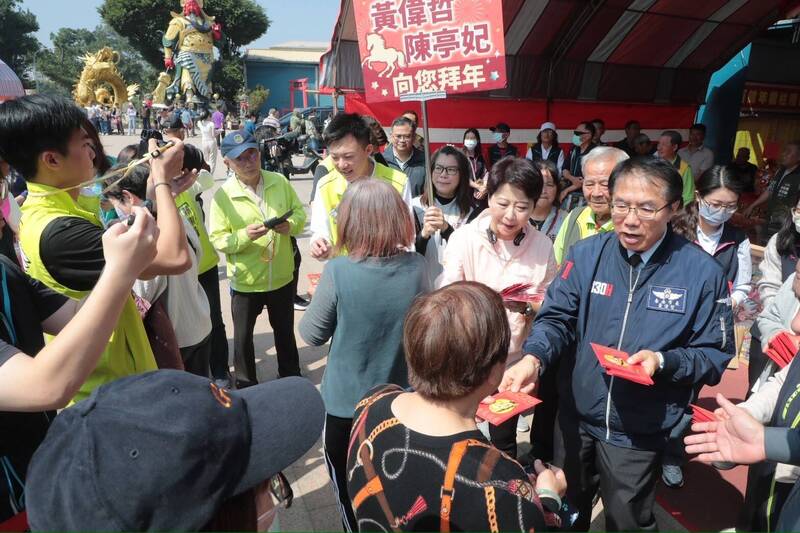 黃偉哲除夕到初三參香發紅包 走訪35家宮廟為台南祈福
