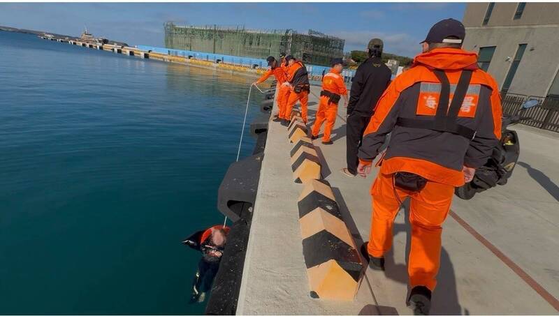 馬公商港男子落海呼救 安檢弟兄急馳援