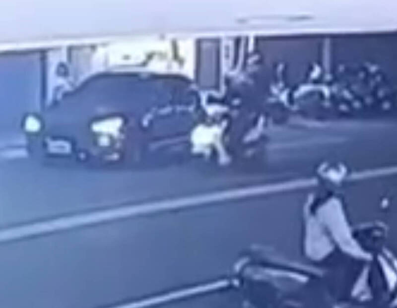 被叭一聲路怒!轎車駕駛打騎士 又回頭推倒機車