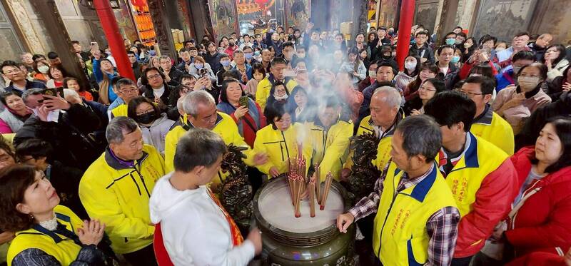 桃園八德三元宮初一凌晨開廟門湧信眾 人人皆頭香再抽球星簽名球