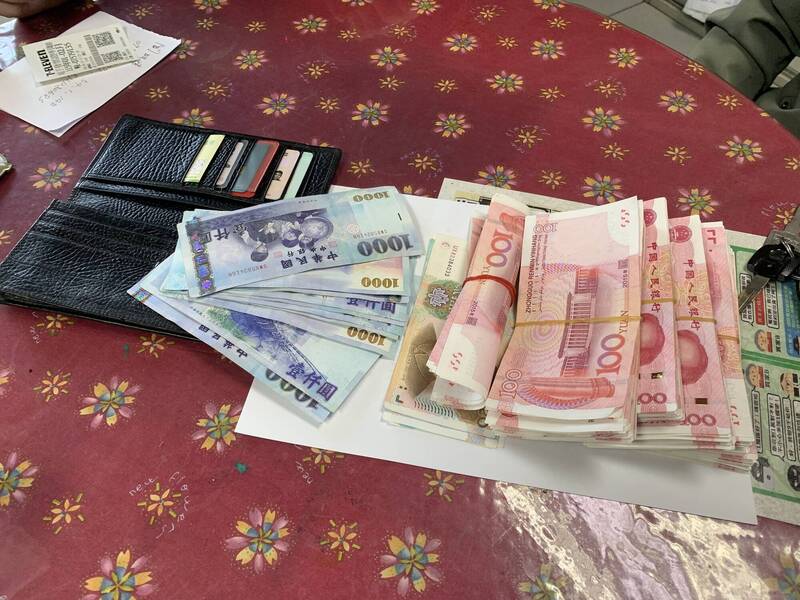 高鐵左營站前「撒錢」無人撿?網笑:人民幣看成「冥幣」