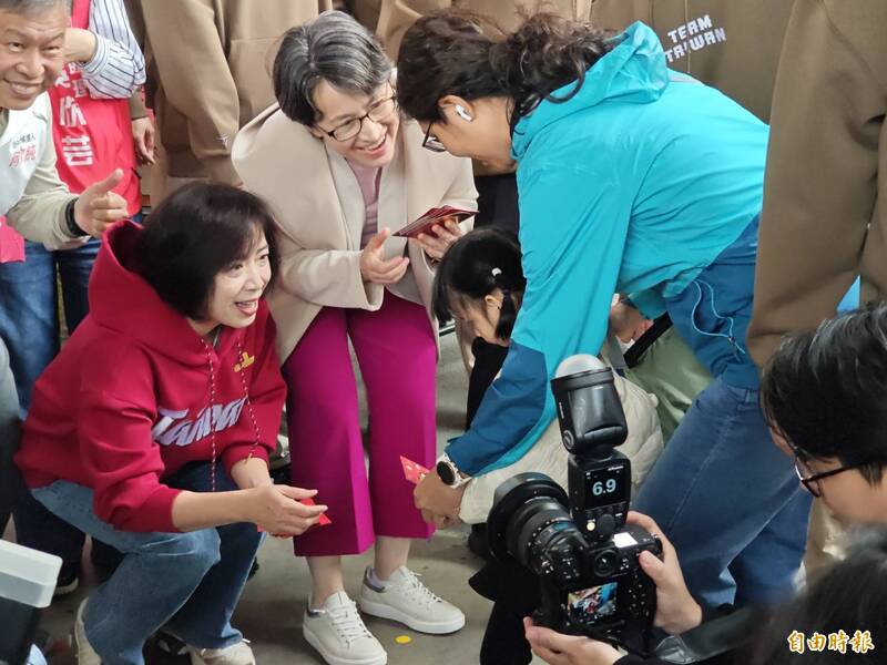 蕭美琴初一發馬年紅包 霧峰千人大排長龍